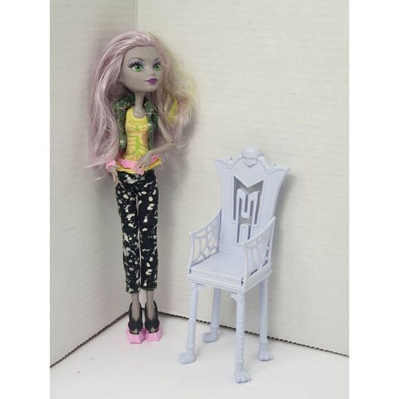 Monster High Doll Ghoulia Yelps 10.5" Doll and Chair Bundle Collectible - Picture 1 of 6